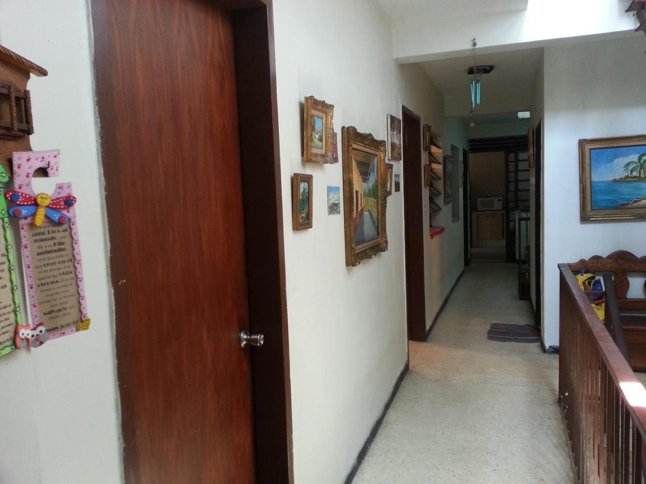 קראקס Candida מראה חיצוני תמונה